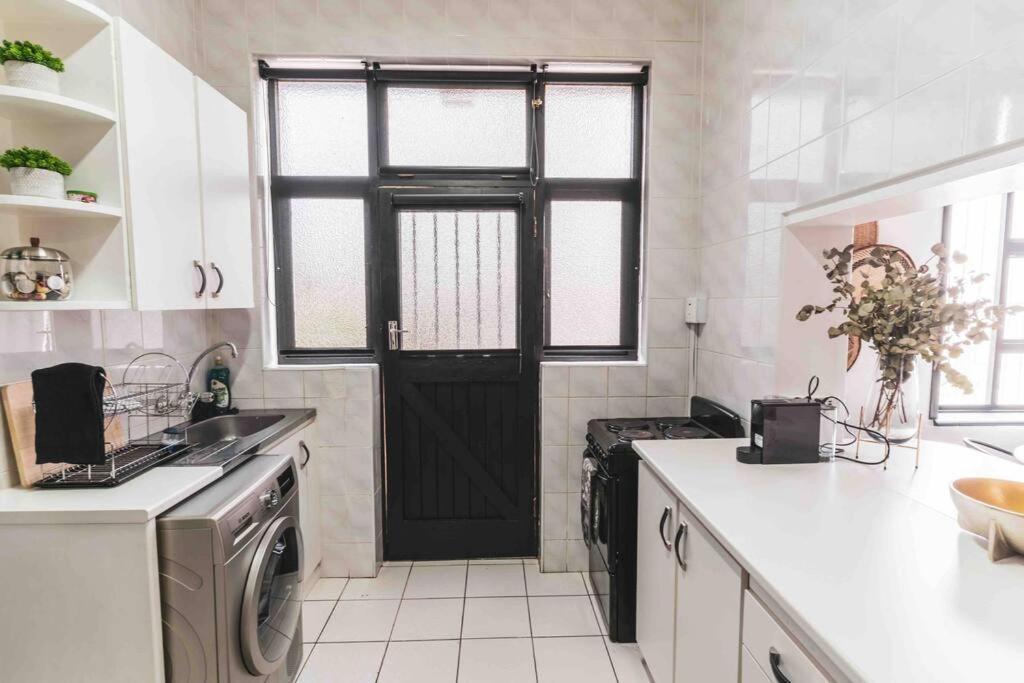 Cozy One-Bedroom In The Heart Of Sea Point Città del Capo Esterno foto