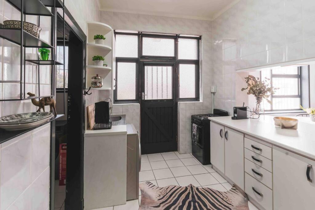 Cozy One-Bedroom In The Heart Of Sea Point Città del Capo Esterno foto